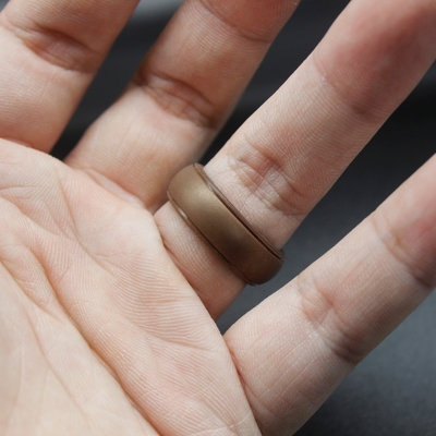 El silicón de Ring Step Edge Wedding Band del silicón del superventas del Amazonas se divierte los anillos para los hombres